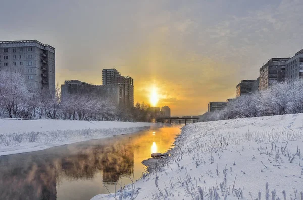 Зимовий Золотий Захід Сонця Туман Піднімається Над Мухою — стокове фото