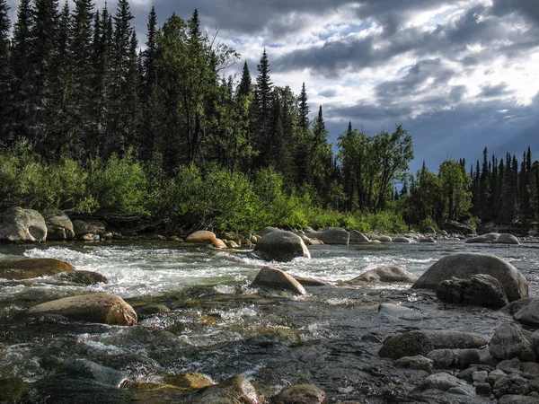 Crepuscolo Sera Sopra Massi Enormi Fluire Veloce Ribollente Spruzzando Fiume — Foto Stock