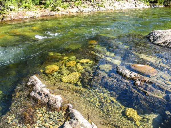 Rychlý Proud Horské Řeky Čistou Průzračnou Vodou Barevnými Kameny Oblázky — Stock fotografie