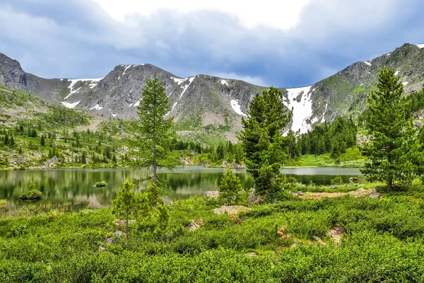 Einer von sieben Karakolseen im Altai-Gebirge, Russland — Stockfoto