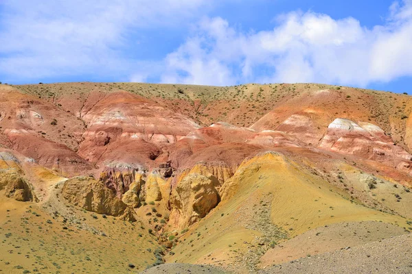 Textur unwirklich schöner, farbenfroher Lehmklippen im Altai-Gebirge — Stockfoto