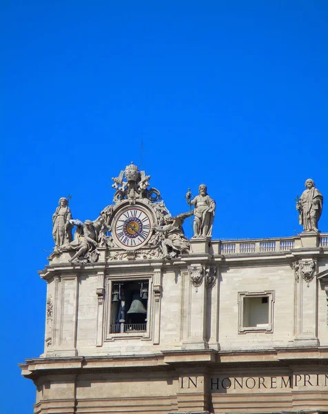 Horloge sur la façade de la basilique Saint-Pierre. Cité du Vatican, Rome, Ita — Photo