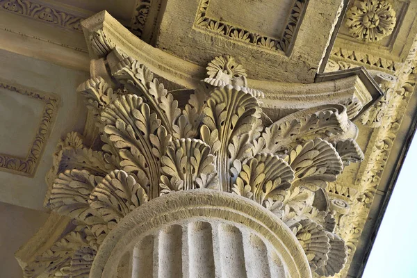 Column capital close up - architectural element of antique build — Stock Photo, Image