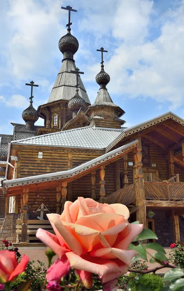 Novokoeznetsk, Rusland-29 juli 2019: rozentuin op de voor tuin van de Christelijke tempel — Stockfoto