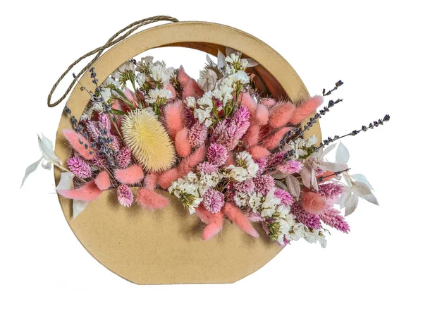 Нежная цветочная композиция в пастельном цвете из сушеного цветка — стоковое фото