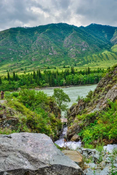 Maravilhosa Natureza Das Montanhas Altai Desfiladeiro Com Cachoeira Beltertuyuk Fluindo — Fotografia de Stock