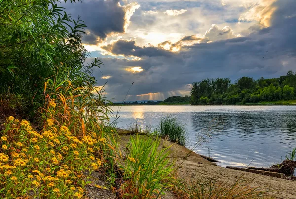 Bezaubernder Sommersonnenuntergang Über Dem Fluss Zwischen Kumuluswolken Sonnenstrahlen Durch Dunkle — Stockfoto