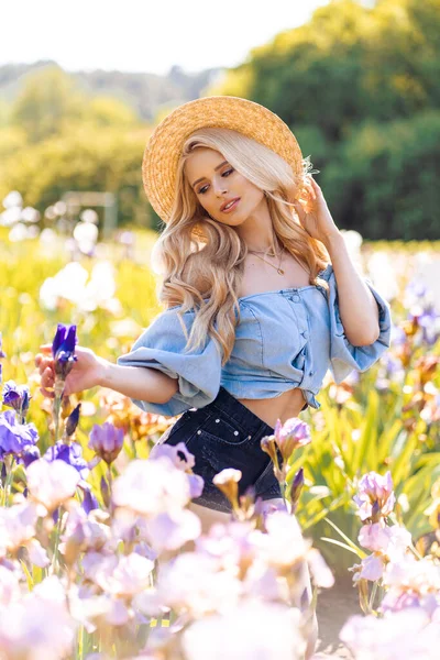 Dalgalı Uzun Saçlı Yaz Şapkası Takan Çiçeklerin Yanında Poz Veren — Stok fotoğraf