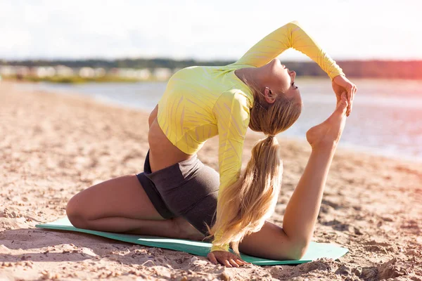 Bella Donna Forma Sana Che Yoga All Aperto Sulla Spiaggia Immagine Stock
