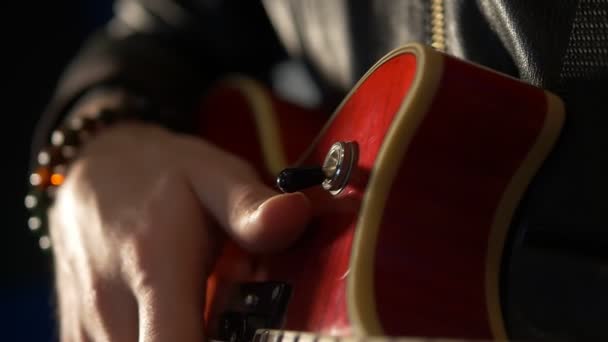 Músico Tocando Dedos Guitarra Eléctrica Mano — Vídeo de stock