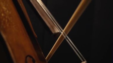 Çello parmakları oynayan müzisyen el yay kapatın.