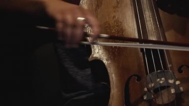 Çello parmakları oynayan müzisyen el yay kapatın.