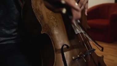 Çello parmakları oynayan müzisyen el yay kapatın.