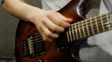 Adam elektrik gitar parmakları el oynuyor.