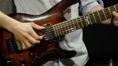 Adam elektrik gitar parmakları el oynuyor.