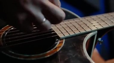 Akustik gitar parmakları el yakın oynayan yaşlı adam.