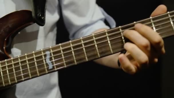 Músico Tocando Dedos Guitarra Eléctrica Mano — Vídeos de Stock