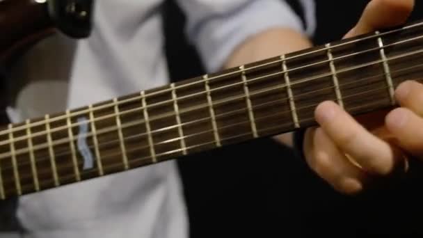 エレキギターの指の手を演奏する男 — ストック動画