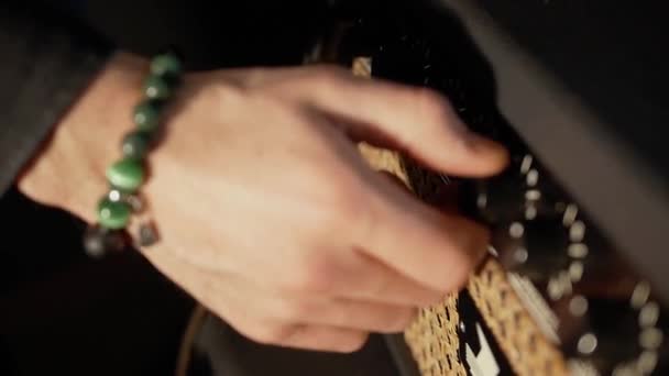 Músico Sube Volumen Amplificador Guitarra Pulsera — Vídeo de stock