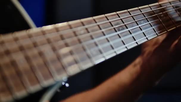 Viejo Tocando Guitarra Acústica Dedos Mano Cerrar — Vídeo de stock