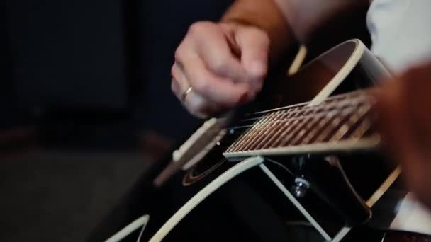 Oude Man Spelen Akoestische Gitaar Vingers Hand Sluiten — Stockvideo