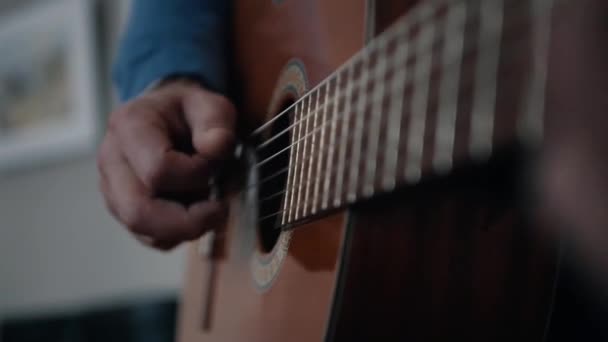 Musiker Som Spelar Akustisk Gitarr Fingrar Hand Close — Stockvideo