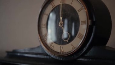 Antik vintage ahşap saat insan yansıması