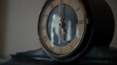 Antik vintage ahşap saat insan yansıması