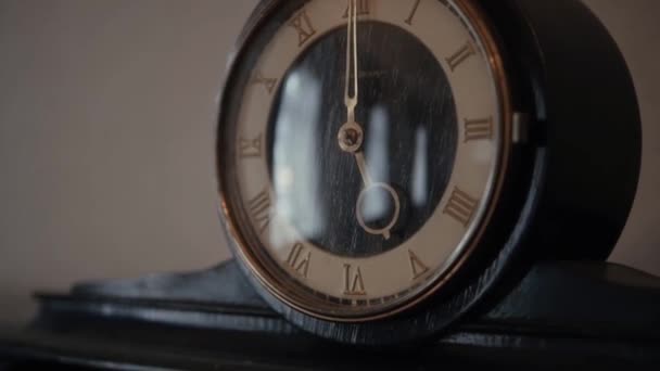 Antike Alte Hölzerne Uhr Menschliche Reflexion — Stockvideo