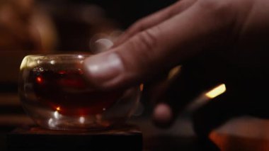 Çay Töreni, el çay küçük bir bardak alır