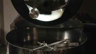 Kahve yapma ekipmanları. Kamera yukarı doğru hareket ediyor. Close. Büyük bir metal kap ve büyük saplı çelik bir mekanizma görebiliyoruz..