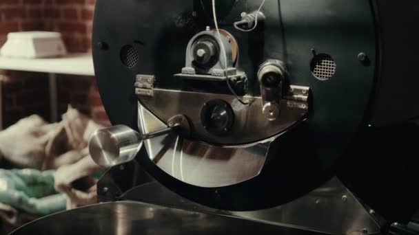 一个大的黑色咖啡研磨机 准备工作 车轮在旋转 — 图库视频影像