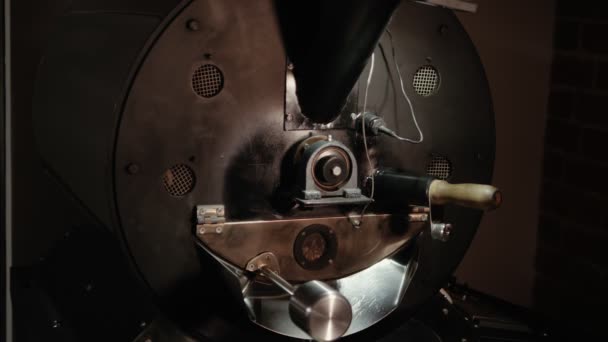 咖啡机 配有木柄和铁把手 设备工作 棕色烤咖啡豆在旋转 使咖啡壶 — 图库视频影像