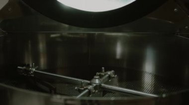Kahve yapma ekipmanları. Kamera yukarı doğru hareket ediyor. Close. Büyük bir metal kap ve büyük saplı çelik bir mekanizma görebiliyoruz..
