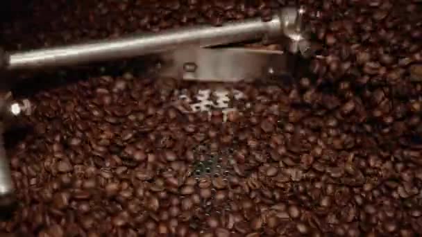 Gran Rueda Hierro Gira Mezcla Granos Café Tostados Marrones Gran — Vídeo de stock