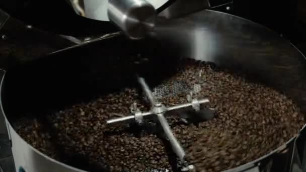 Gran Rueda Hierro Gira Mezcla Granos Café Tostados Marrones Gran — Vídeo de stock