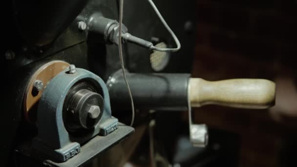 Человек Управляет Кофеваркой Вынимает Длинную Железную Деталь Кладет Обратно Оборудование — стоковое видео