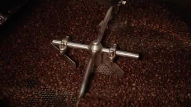 Gran Rueda Hierro Gira Mezcla Granos Café Tostados Marrones Gran — Vídeo de stock