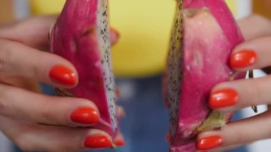 Büyük pembe ıslak ejderha meyvesi (pitaya, pitahaya), su damlaları aşağı geliyor, beyaz arka plan.