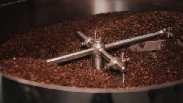 Big Iron Wheel Turning Mixing Brown Roasted Coffee Beans Large — Stock Video