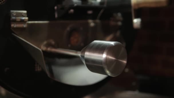 Macchina Caffè Con Maniglie Legno Ferro Attrezzatura Sta Funzionando Chicchi — Video Stock