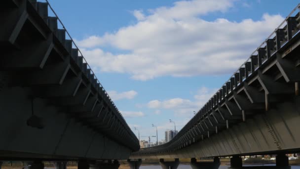 Unter Zwei Brücken Großstadtlandschaft Betrachten Wir Die Brücken Von Unten — Stockvideo