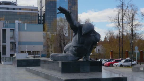 Ett Enormt Krigsmonument Som Illustrera Soldat Som Ligger Med Stretching — Stockvideo