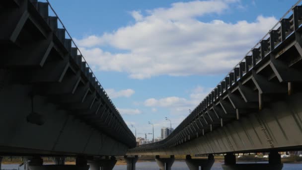 Debajo Dos Puentes Paisaje Gran Ciudad Miramos Los Puentes Desde — Vídeo de stock