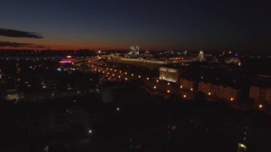 Biz yukarıdan muhteşem bir gece şehir manzarası görebilirsiniz. Karanlıkta bir sürü sokak lambası var. En büyük Rus camisi Kul-Sharif ışıklarda görülüyor.