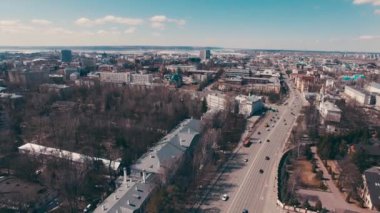Kazan'ın merkezinde geniş bir sokak, birçok turistik yer ile büyük bir Rus şehri.
