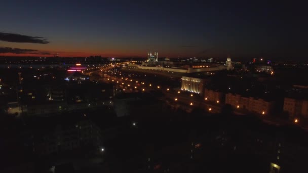 上からは壮大な夜景が見えます 暗闇の中には街灯がたくさんある 最大のロシアのモスククルシャリフは ライトで見られます — ストック動画