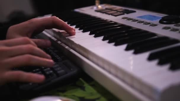 ミュージシャンの手がスタジオでキーボードを演奏しています クローズアップ — ストック動画