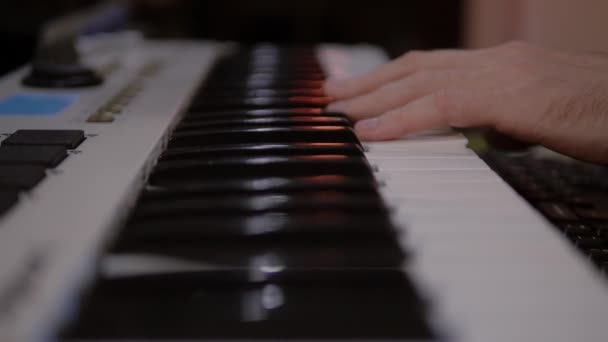 Las Manos Del Músico Están Tocando Teclado Estudio Cerca — Vídeo de stock