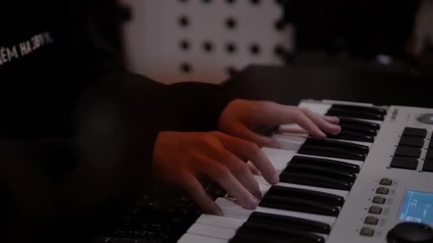 Die Hände Der Musiker Spielen Studio Keyboard Nahaufnahme — Stockvideo